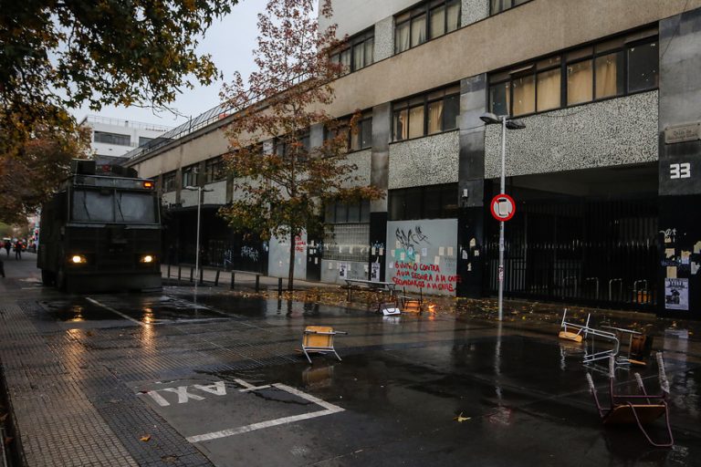 Santiago gastó más de $2.500 millones en los últimos 6 años para reparar destrozos en liceos