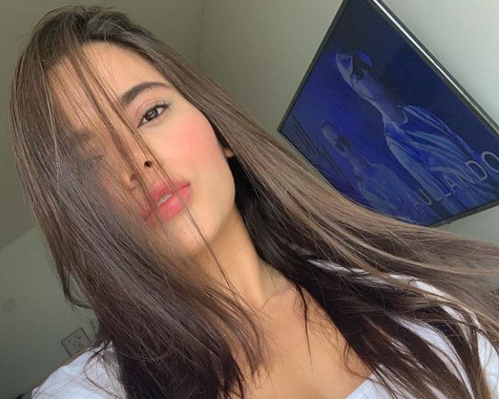 ¿Qué clase de brujería es esta? La pareja de Arturo Vidal tiene una hija de 19 que es idéntica a ella