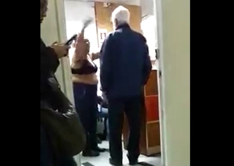 “Si no me pagan, me voy a desnudar”: Mujer amenazó con sacarse la ropa por licencias impagas en Compin