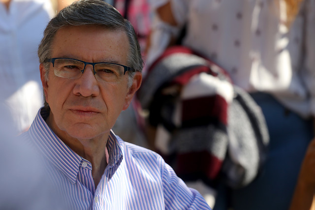 Lavín asegura que apelará a anulación de ordenanza que prohibía fumar en plazas