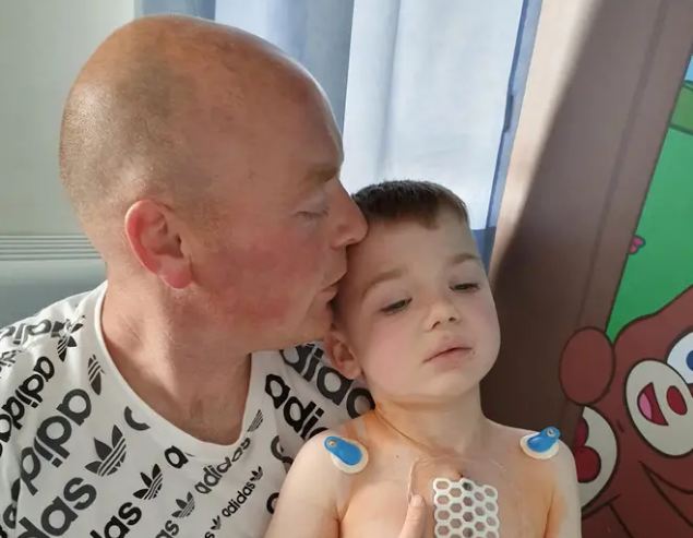 Un padre se tatuó el pecho para igualar la cicatriz con que quedó su hijo tras operación al corazón