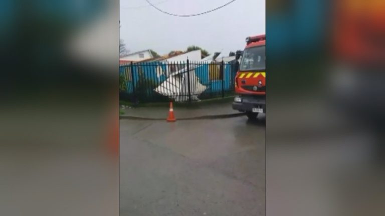 Desprendimiento de techo y caída de árboles: Fuertes ráfagas de viento causaron daños en casas de Dichato