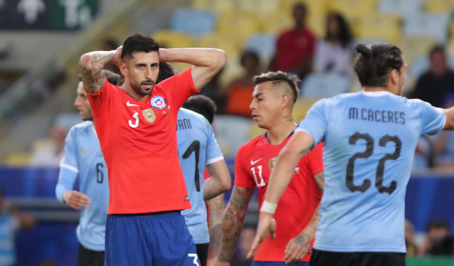 Cavani enmudece a una Roja llena de cambios y Uruguay se queda con el liderato del grupo C
