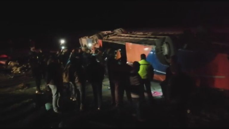 Seis personas muertas dejó volcamiento de bus en Pozo al Monte