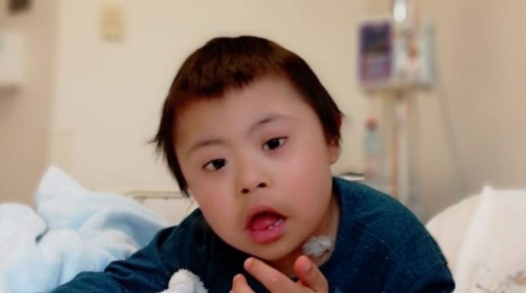 Niño con síndrome de Down padece leucemia y requiere $100 millones para trasplante de médula