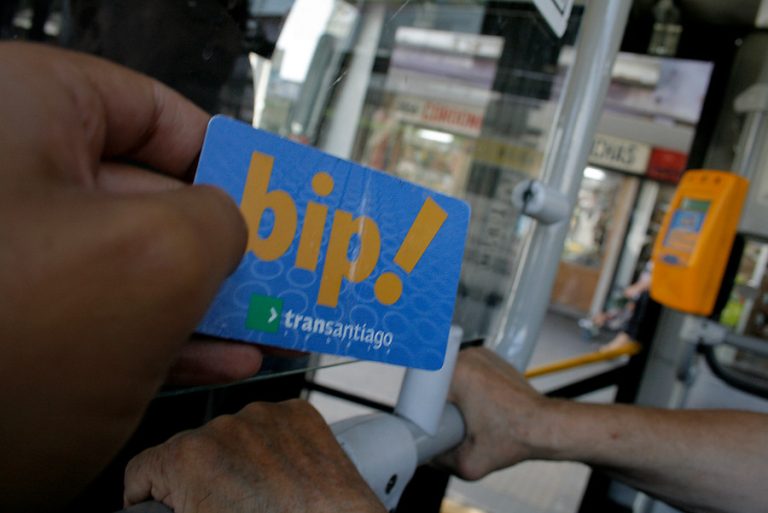 $1.200 millones han sido retenidos: Buscan que carga de tarjeta Bip! no caduque para que usuarios no pierdan su dinero