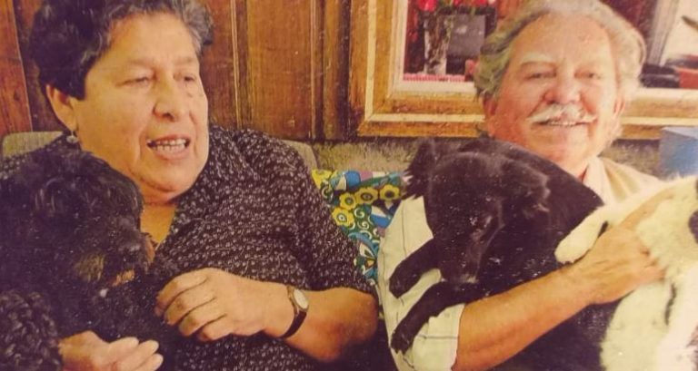 El desesperado llamado de una pareja de ancianos: Le robaron su camioneta con sus dos perritas adentro