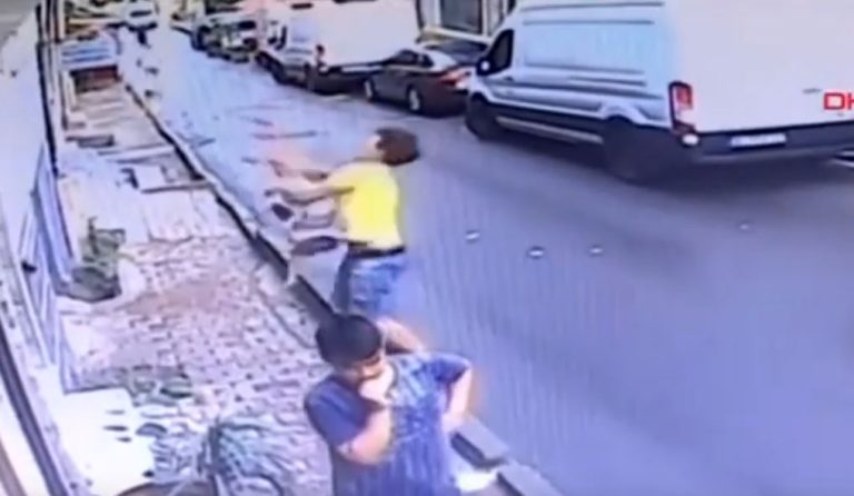 La atrapó en el aire: Captan a joven que le salvó la vida a niña de 2 años que cayó desde edificio