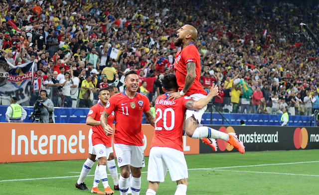 Contra el VAR y los penales: La Roja deja en el camino a Colombia y pasa a semis