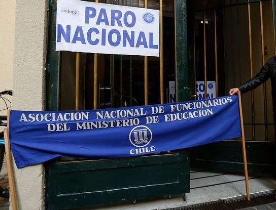 En apoyo a paro docente: Funcionarios del Mineduc anuncian paralización de 24 horas