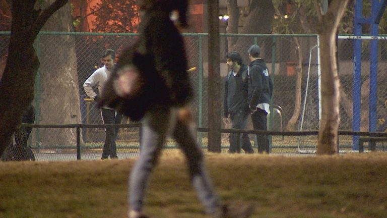 Consulta sobre restricción horaria a menores de 16 años se votará en 8 comunas