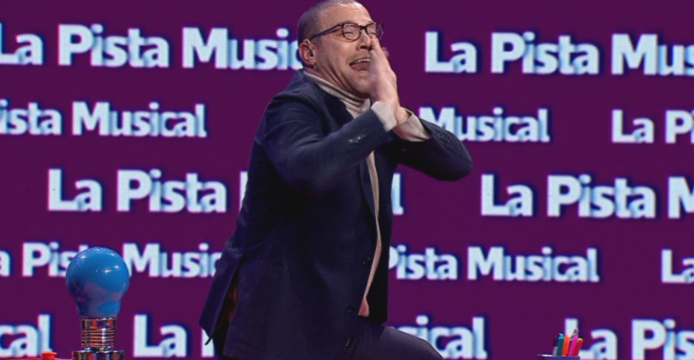 Julián Elfenbein intentó ayudar con extraña mímica en este juego de Pasapalabra