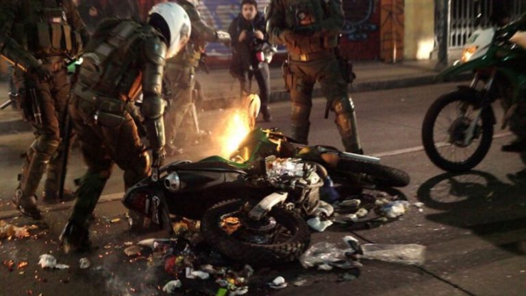 Encapuchados quemaron moto de Carabineros en Valparaíso
