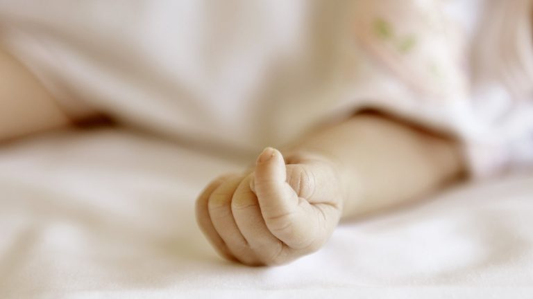 Otro descuido fatal: Padres olvidan a bebé de 11 meses al interior de un auto provocando su muerte