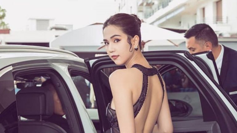 “Impropio” y “ofensivo”: Modelo pagaría multa por usar vestido de transparencia