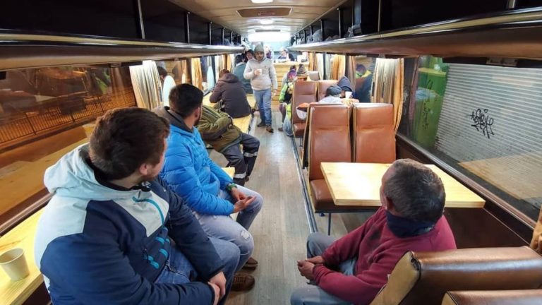 La cruzada de pastor evangélico: Recorre Rancagua en bus alimentando a indigentes