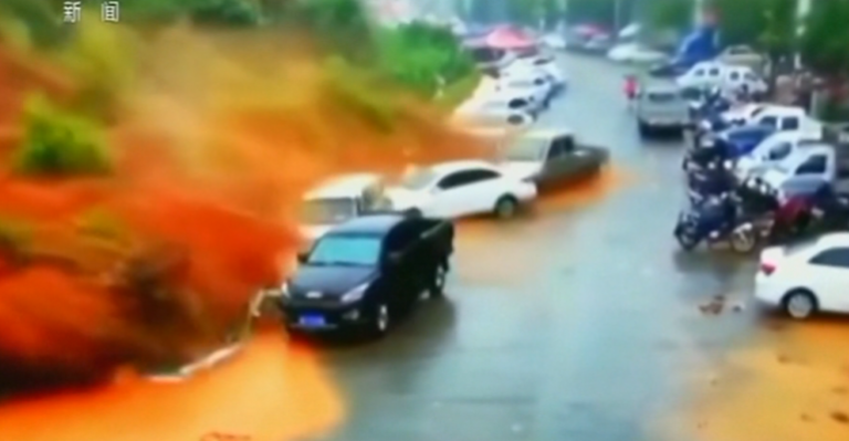 10 días de lluvia provocaron impactante aluvión en China