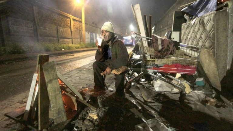 ¿Cómo puedo ayudar a una persona en situación de calle en las noches de frío?