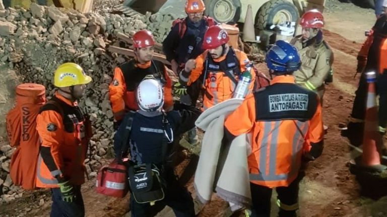 Rescatan con vida a uno de los tres mineros atrapados en mina San José de Tocopilla