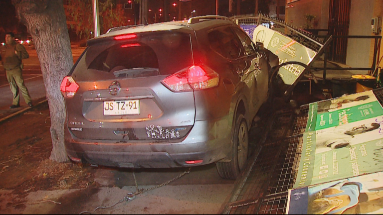 De película: Persecución de auto robado terminó con feroz choque que voló la reja de un centro médico