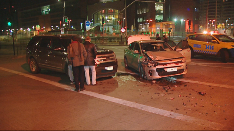 Persecución de Carabineros a banda de ladrones terminó en choque entre dos autos en Macul