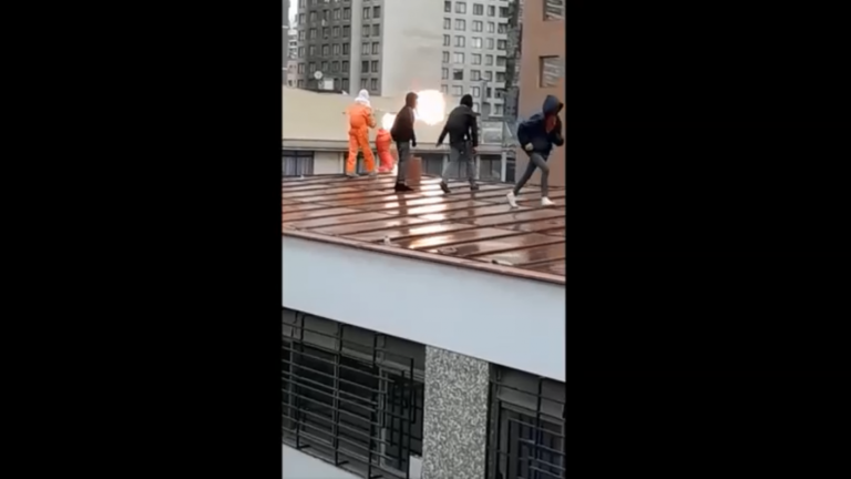 Incidentes en el Instituto Nacional: Acusan que perdigón policial ocasionó explosión de bomba molotov de joven encapuchado