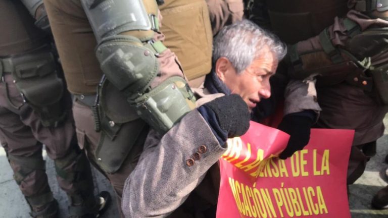 Mario Aguilar fue detenido durante protesta pacífica de profesores frente a La Moneda