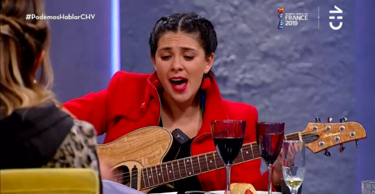 Karol Cariola cantó éxito de Paloma Mami en Podemos Hablar