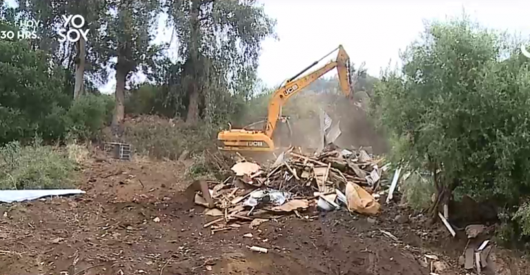 Familias son desalojadas de campamento en plena ola polar