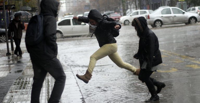 ¿Qué está fallando? Calles anegadas y cortes de luz afectaron nuevamente a santiaguinos