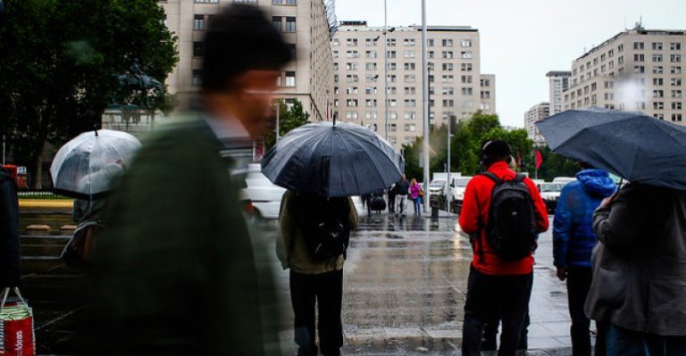Anuncias lluvias y posible nevazón para la Región Metropolitana