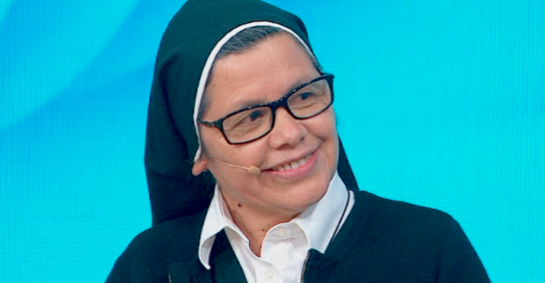 La hermana Nora recibió emotivo premio de Leonardo Farkas