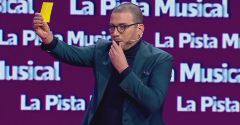 Julián Elfenbein mostró tarjeta amarilla a uno de los participantes por esta jugada