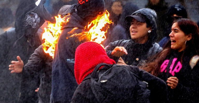Fotógrafo denuncia amenazas tras revelar imágenes de encapuchados quemados en marcha
