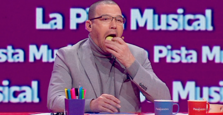 Julián Elfenbein se comió un instrumento musical tras pifias del público