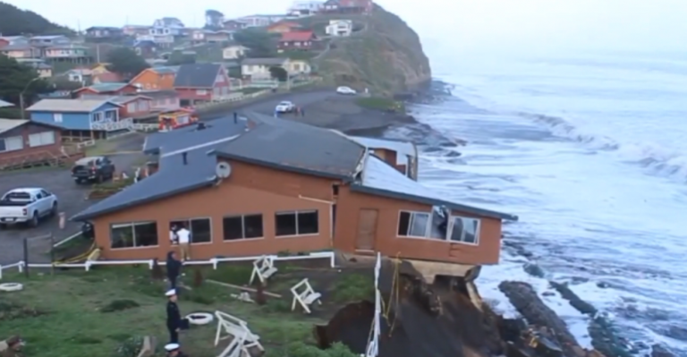 Marejadas dejaron restaurante colgando del mar en Puerto Saavedra
