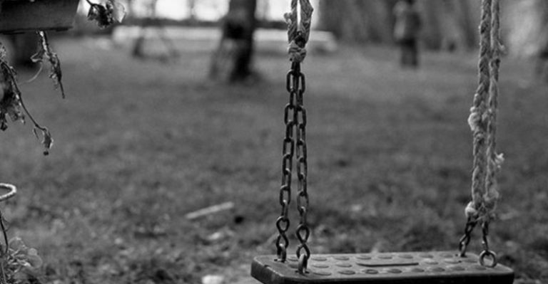 Columpio fantasma impacta a vecinos de Santiago