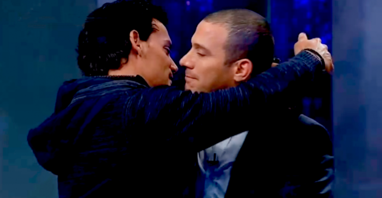 El divertido beso entre Julián Elfenbein y Cristián de la Fuente