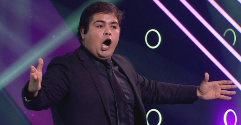 ¡Fiel a su estilo! Dramática fue la presentación de Raphael en Yo Soy