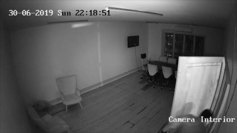 The Clinic sufrió robo de computadores y “material sensible” en sus oficinas en Santiago Centro