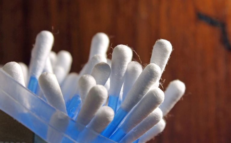 Sufrió grave infección cerebral por usar cotonitos