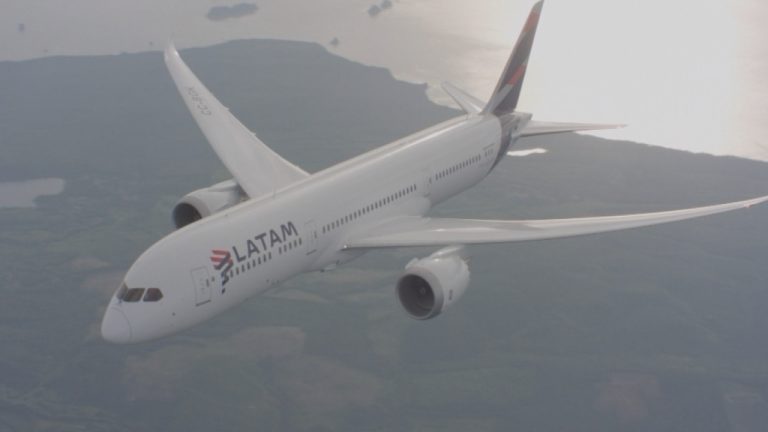 La mejor forma de ver el eclipse solar total será desde el aire