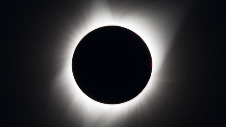 Eclipse total de Sol: Así es la completa cobertura de CNN Chile y CHV este 2 de julio