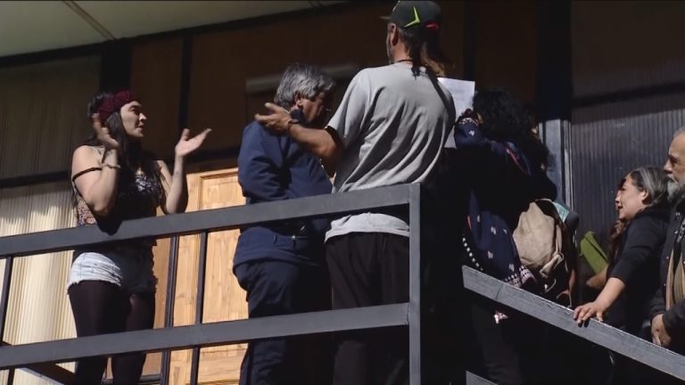 Artesanos de Vicuña que protestaron contra alcalde se instalaron en punto clave para ver el eclipse