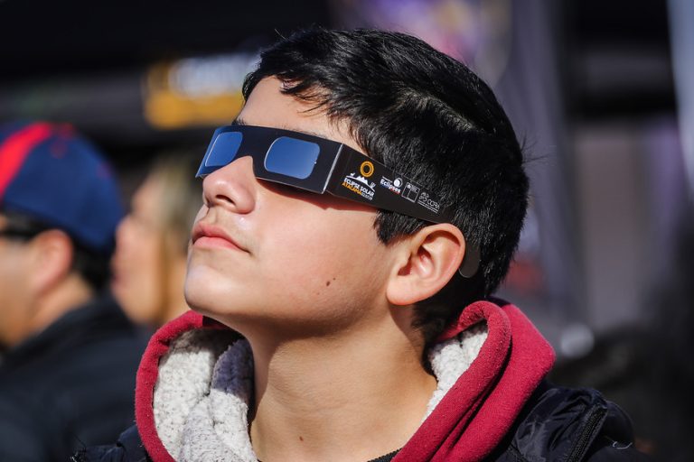 Paso a paso: Dos simples formas de hacer cámara oscura para ver el eclipse