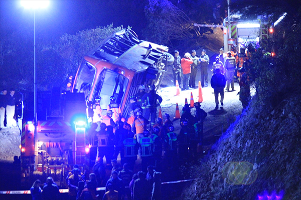 Al menos cuatro personas murieron en volcamiento de bus en Colina