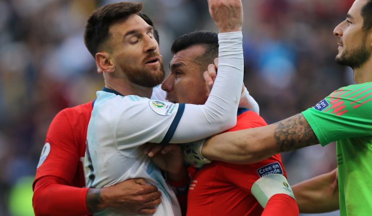 Segundo a segundo: Así fueron los empujones que terminaron con Medel y Messi fuera de la cancha