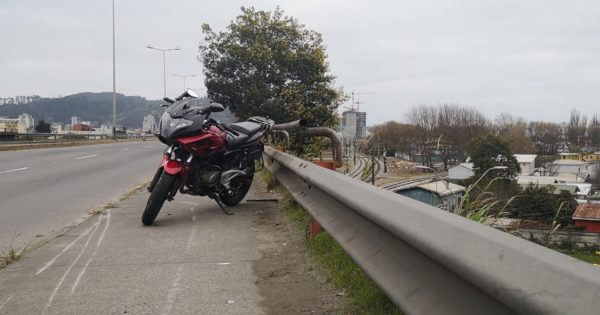 Sólo se rompió dos huesos: Joven perdió el control de su moto y voló 10 metros en caída libre