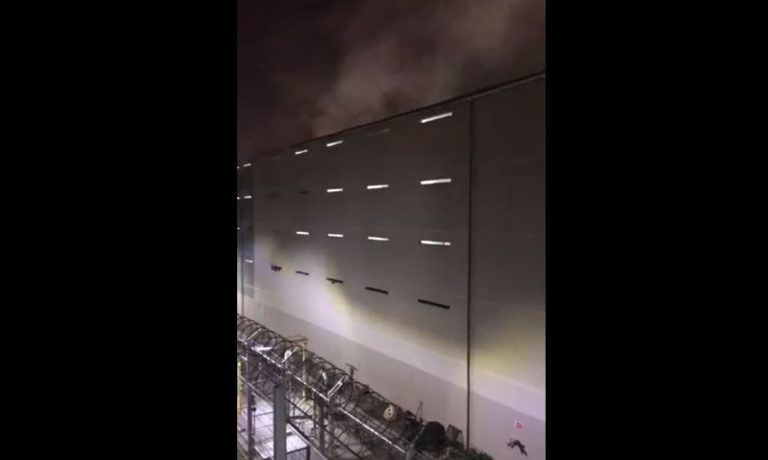 Reportan incendio al interior de cárcel Santiago 1