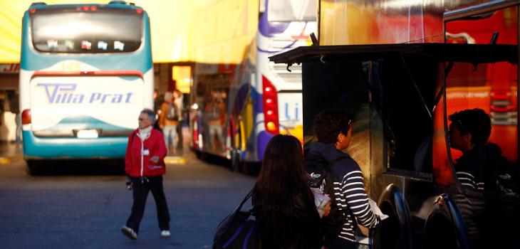 Viajar en bus es menos contaminante en comparación al avión según estudio